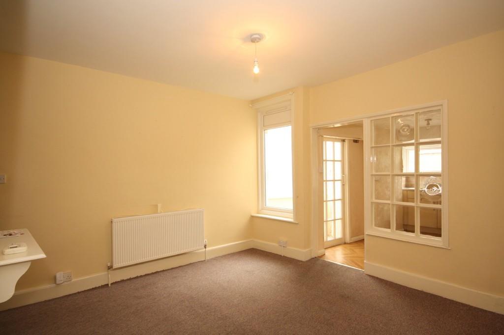 Lot: 79 - TERRACE HOUSE FOR INVESTMENT - Internal room 2